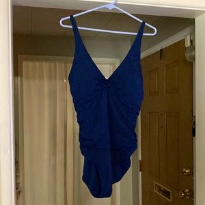 Navy blue size 14 no tag or brand. But I believe it was purchased at Ross.